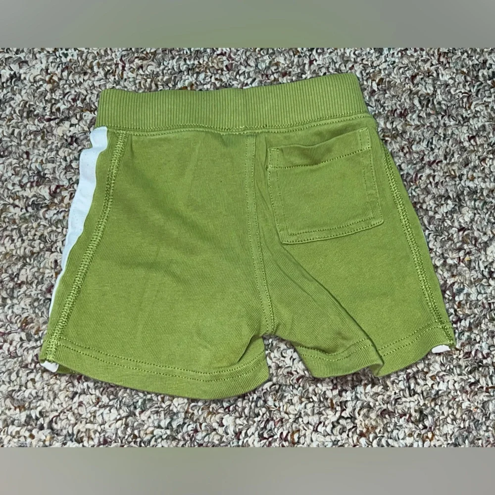 Boys, girls 3-6 month shorts, bottoms Gymboree Olive Shorts with White Label